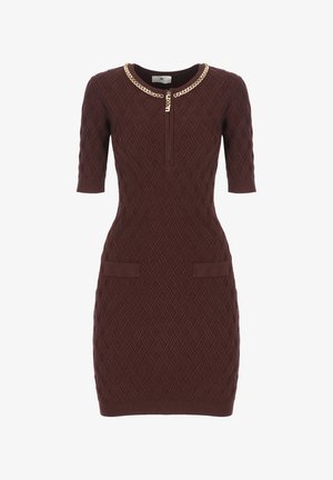 Abito aderente in maglia marrone scuro con motivo geometrico, maniche corte, dettaglio a catena dorata al colletto, zip frontale e due patte sulle tasche anteriori.