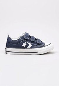 Baskets en toile marine avec accents blancs, sangles à boucle, logo étoile, embout en caoutchouc et semelle à rayures noires.