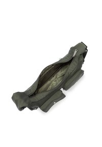 Borsa in tessuto verde oliva con chiusura a zip, interno spazioso e tasca laterale. Presenta cuciture robuste e accenti metallici.