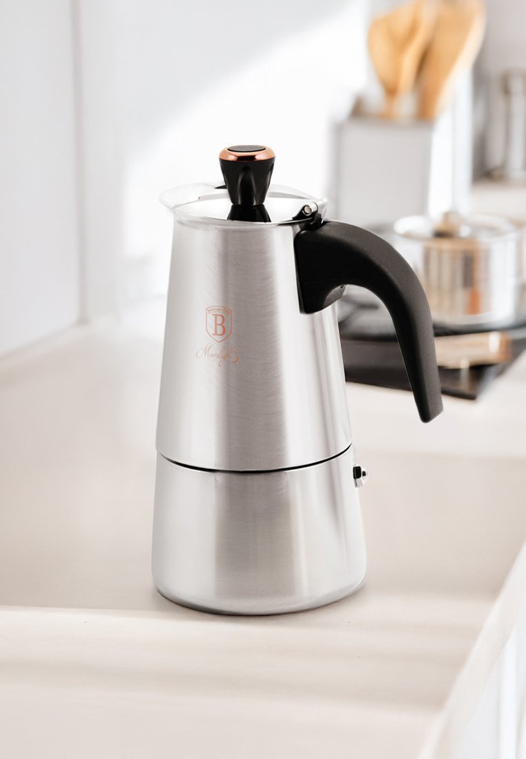 Caffettiera in acciaio inox da piano cottura con manico nero, dettagli in rame e coperchio. Superficie liscia con finitura lucida e base rotonda.