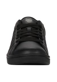 Adidași negri din piele cu un design texturat, vârf rotund, închidere cu șireturi negre și accent cu logo pe limbă. Talpă plată din cauciuc.