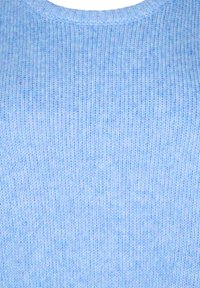 Helles blaues Strickpullover mit einer glatten Textur, geripptem Rundhals-Ausschnitt und gleichmäßigem Muster. Keine sichtbaren Verzierungen.