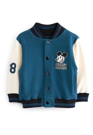 Veste varsity bleue et blanche avec boutons noirs, écusson Mickey Mouse et numéro 8 sur la manche, avec poignets et col rayés.