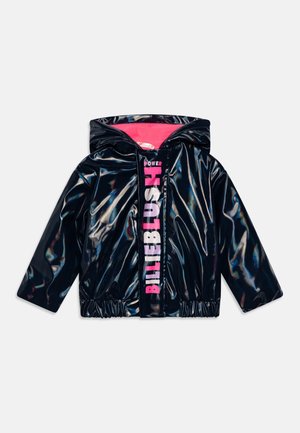 Veste noire brillante à capuche avec doublure rose et texte devant indiquant "BILLIE BLUSH POWER" en lettres blanches et roses.
