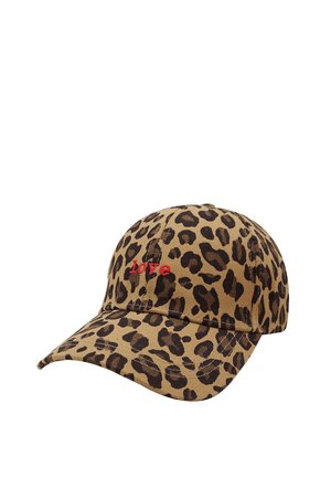 Braune Baseballkappe mit schwarzen Leopardenflecken und rotem, besticktem Schriftzug „love“ auf der Vorderseite.