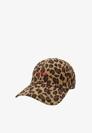 Braune Baseballkappe mit schwarzen Leopardenflecken und rotem, besticktem Schriftzug „love“ auf der Vorderseite.