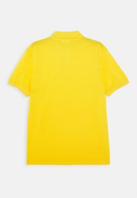 Geel poloshirt met korte mouwen, een kraag en een gladde, effen textuur. Geen zichtbare patronen of extra details.