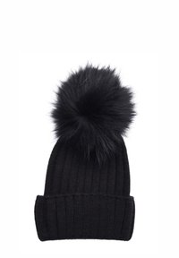 Berretto di lana nera a maglia con una texture a coste e un grande pompon nero fluffy sulla parte superiore. Presenta un risvolto nella parte inferiore.