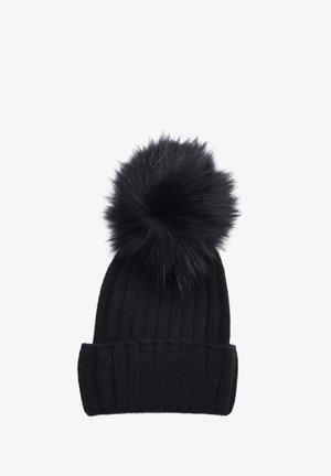 Berretto di lana nera a maglia con una texture a coste e un grande pompon nero fluffy sulla parte superiore. Presenta un risvolto nella parte inferiore.