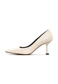 Pump bianco in pelle con tacco alto, punta affusolata, design minimalista e sottile accentatura nera sul tacco. Texture liscia e silhouette elegante.