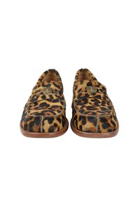 Mocassini con stampa leopardata, dotati di un'esterno in pelliccia testurizzata, suola piatta marrone e dettaglio in oro sulla cintura in pelle. Design slip-on classico.