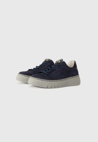 Baskets en suede bleu marine avec une semelle plateforme texturée grise, dotées de lacets tonal et d'un accent métallique au talon.