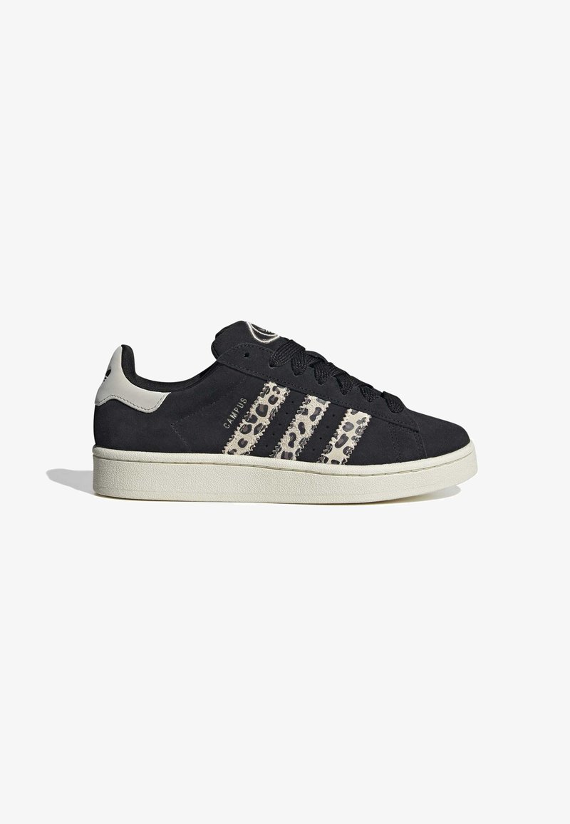 Schwarze Low-Top-Sneaker mit weißer Sohle, Leopardenmusterstreifen, schwarzen Schnürsenkeln und grauem Ferseneinsatz, mit der Aufschrift "CAMPUS" an der Seite.