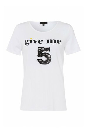 T-shirt blanc à manches courtes avec le texte noir "give me" et un grand chiffre "5" en sequins noirs centré en dessous du texte.