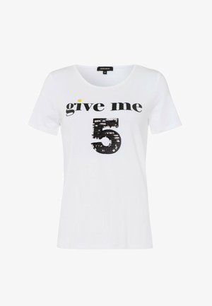 Biały T-shirt z krótkim rękawem z czarnym napisem "give me" i dużą czarną cekinową cyfrą "5" umieszczoną centralnie pod napisem.