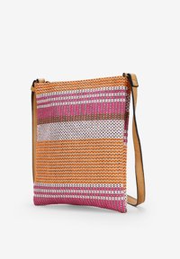 Bolsa de tejido con un vibrante patrón de rayas en naranja, rosa y blanco, que cuenta con una suave correa de cuero y una forma rectangular.