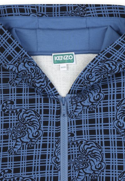 Hoodie Kenzo Kids avec un motif écossais bleu et des imprimés de tigre noir, une fermeture éclair bleue sur le devant et un mélange de coton.
