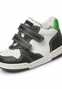 Scarpa in pelle bianca e nera con accenti verdi, caratterizzata da una superficie testurizzata, una punta perforata e doppie cinghie a strappo.