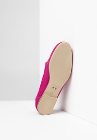 Fuchsia ruskindsko med gummisål, glat tekstur, rund tå og lynlås i siden. Har brandemblem og størrelse 37.