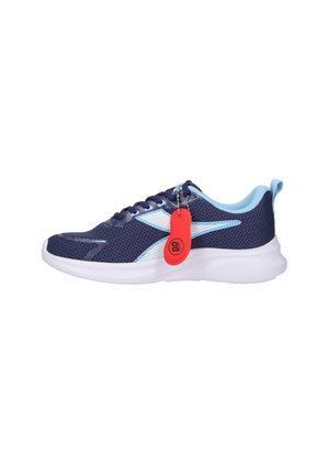 Scarpa da ginnastica in mesh blu e azzurro chiaro con suola bianca e targhetta portachiavi rossa attaccata ai lacci su sfondo bianco.