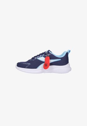 Scarpa da ginnastica in mesh blu e azzurro chiaro con suola bianca e targhetta portachiavi rossa attaccata ai lacci su sfondo bianco.