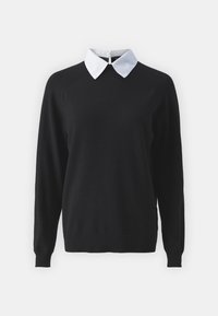 Schwarzer Strickpullover mit langen Ärmeln und einem weißen Hemdkragen darunter. Verfügt über einen runden Halsausschnitt sowie gerippte Bündchen und Saum.