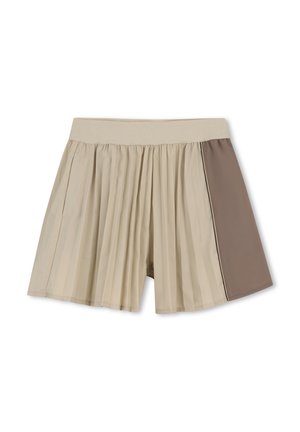Shorts plissés beige clair avec une taille élastique et un panneau uni beige foncé sur le côté droit.