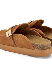 Sandali in suede marrone con un letto in sughero, dotati di una fascia regolabile con dettagli in metallo color oro e una suola texturizzata per una migliore presa.