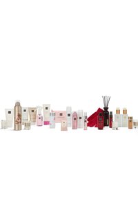 Sammlung von Hautpflegeprodukten in verschiedenen Behältern in Weiß, Pink, Gold und Schwarz, zusammen mit roten strukturierten Handschuhen.