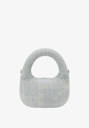 Textureret håndtaske i lyseblå med et rundt håndtag. Har et vævet mønster og blødt stof, hvilket giver et blødt og taktilt udseende.