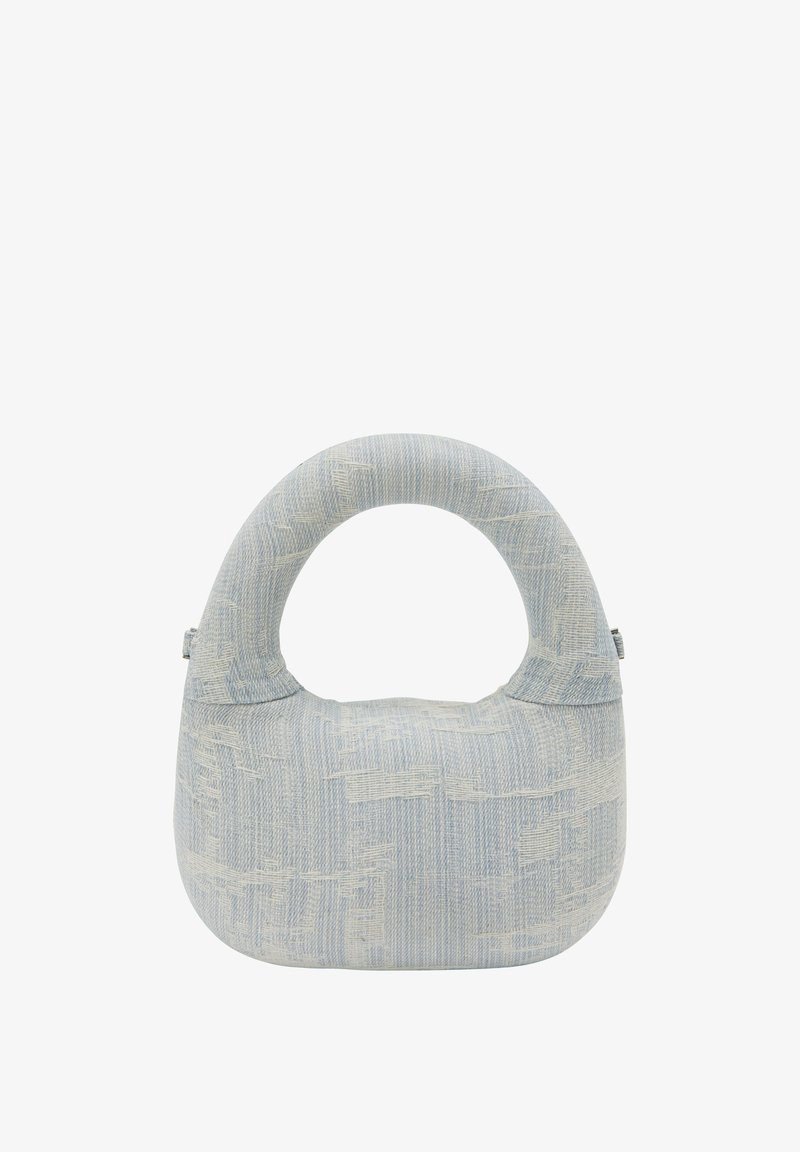 Texturerad handväska i ljusblått med ett runt handtag. Har ett vävt mönster och mjuk tyg, vilket ger ett mjukt och taktilt utseende.