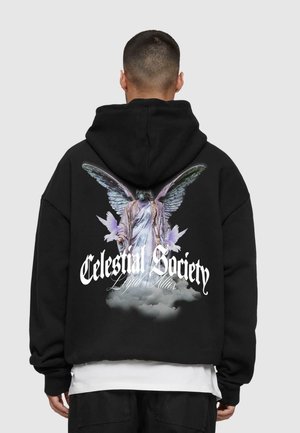 Svart hettegenser med et motiv av en engel med vinger, omgitt av skyer og duer. Teksten sier "Celestial Society Loyal Allies."