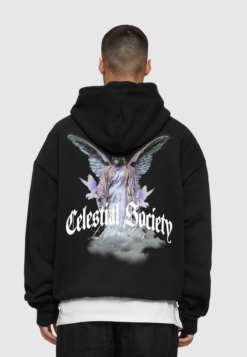 Svart hettegenser med et motiv av en engel med vinger, omgitt av skyer og duer. Teksten sier "Celestial Society Loyal Allies."