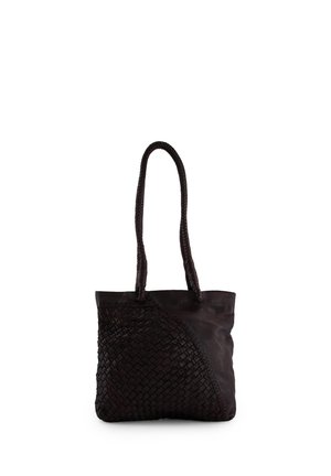 Mørkebrun lædertaske med flettet frontpanel og lange flettede håndtag, vist mod en ensfarvet hvid baggrund.