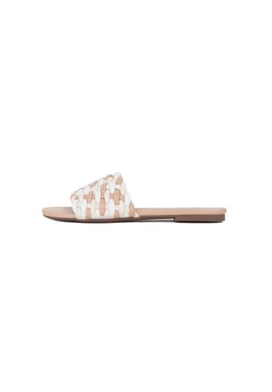 Infradito intrecciati in bianco sporco e beige. Presentano una suola piatta e un motivo a incrocio sulla cinghia. Design semplice e minimalista.