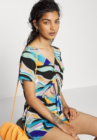 ONLY Petite ONLNOVA LUX ALBA  - Calções - surf the web/glowy