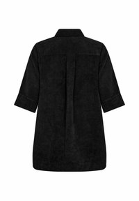 Abito camicia in velluto a coste nero con colletto, maniche a tre quarti, piega sul retro e sottile texture a righe verticali.
