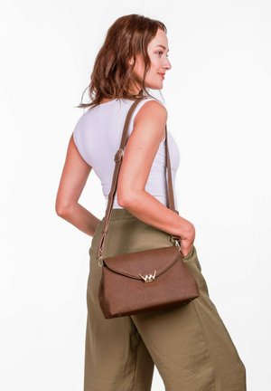 Hnědá kožená kabelka s texturovaným povrchem, zlatým zapínáním a nastavitelným popruhem, nošena přes rameno na světlém pozadí.