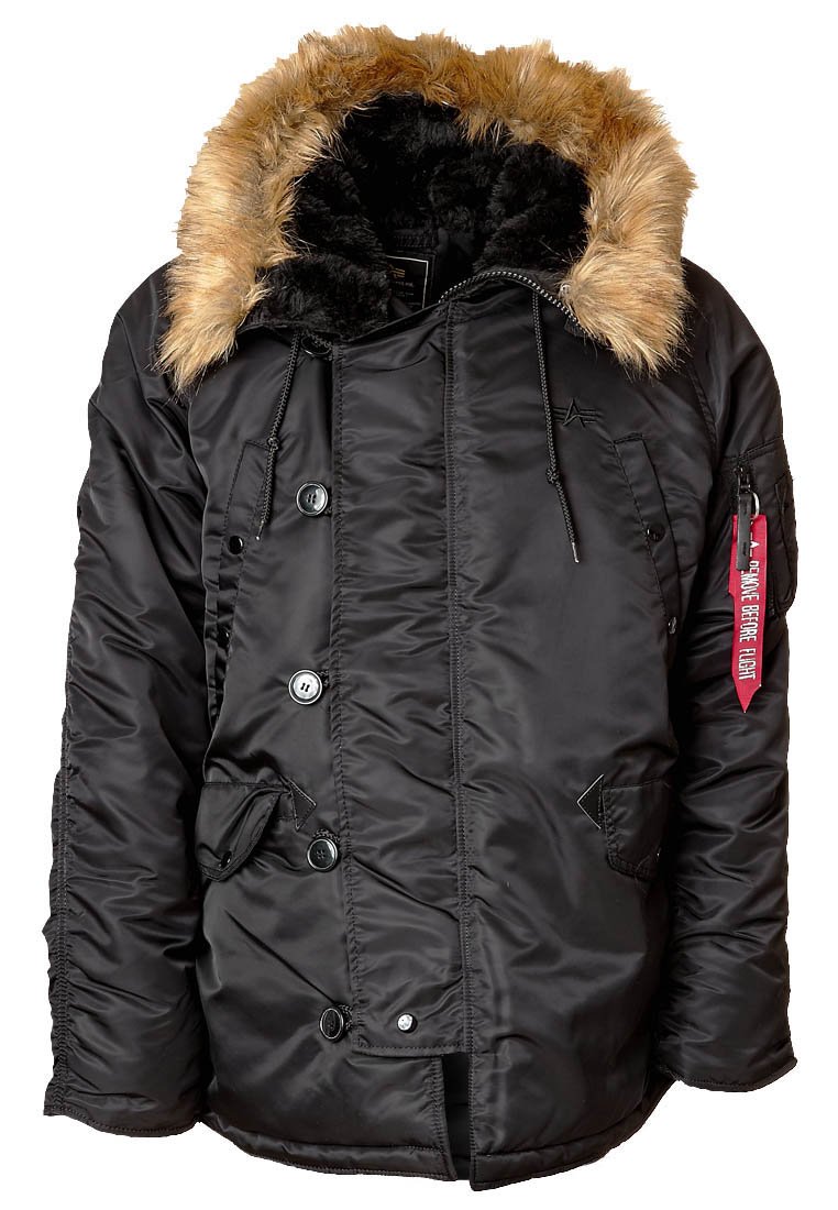 Sort zip-up jakke med en faux fur-foret hætte, der har store knapper, forlommer og et stofmærke med teksten "Fjern før flyvning."