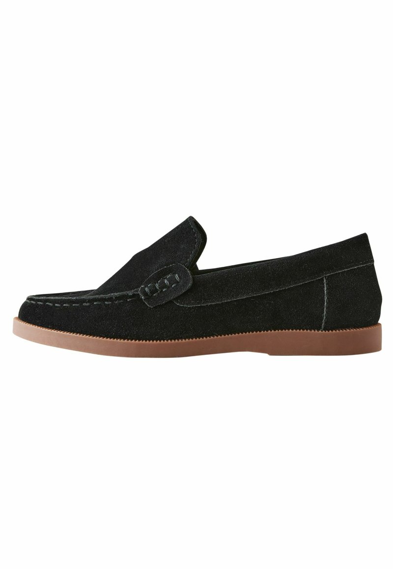 Mocassins en cuir suédé noir avec une texture douce, dotés d'un dessus cousu et d'une semelle en caoutchouc brun flexible. Conçus avec un profil élancé et un petit empeigne.