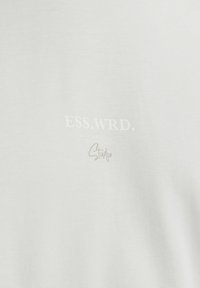 Hvid bomulds T-shirt med et trykt logo "ESS.WRD." og "Studio" i subtil grå, med en glat, struktureret stofflade.