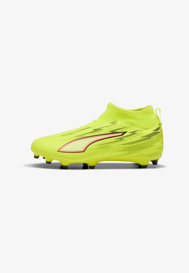 Chaussure de football jaune vif avec des détails noirs et rouges, col de cheville semblable à une chaussette, et crampons noirs sur fond blanc.
