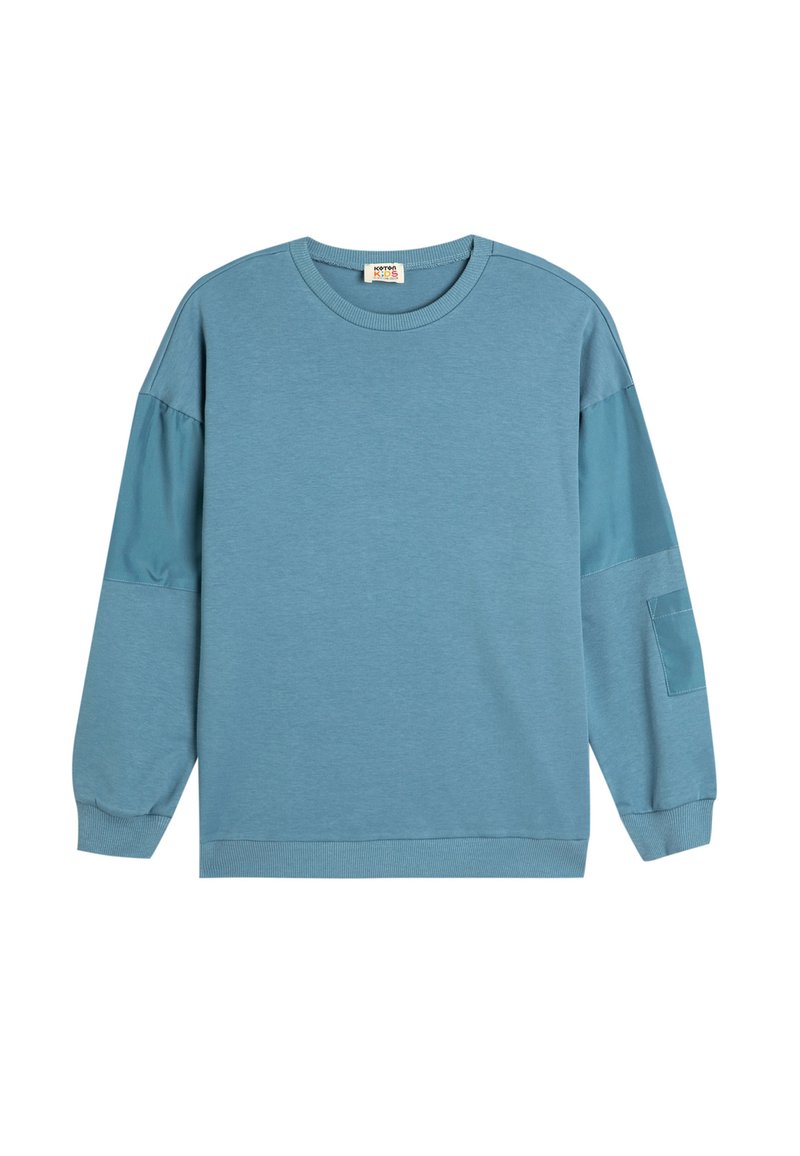 Sudadera de color azul claro hecha de suave algodón, con un cuello redondo, mangas largas con texturas variadas y un bolsillo de parche en el brazo izquierdo.
