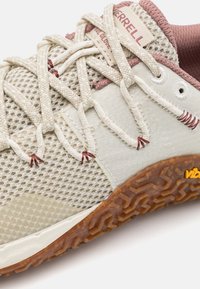 Merrell TRAIL GLOVE 7 - Bėgimo bateliai, skirti nelygiam paviršiui - oyster/gum