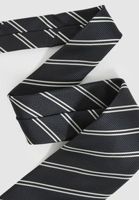 Cravatta blu navy con un tessuto texturizzato e righe diagonali bianche. Il design presenta un classico motivo tessuto.