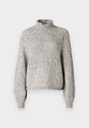 Világosszürke kötött pulóver magas nyakkal, oversized fazonnal és hosszú ujjal. A struktúrált anyag finom, változatos mintázattal rendelkezik.