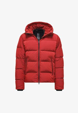 Rode pufferjack met een ritssluiting aan de voorkant, een capuchon en twee zijzakken; heeft een doorgestikte ontwerp en een contrasterende voering.