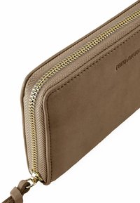 Cartera de cuero marrón con cremallera y acabado texturizado, con detalles en dorado y una correa para la muñeca. Presenta un diseño rectangular simple.