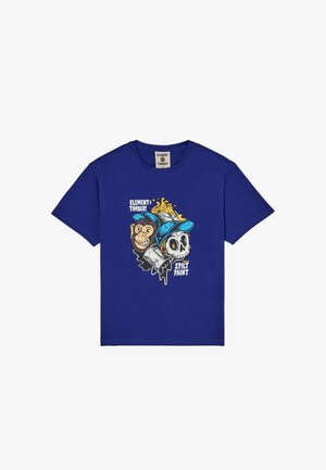 Maglietta blu a maniche corte con grafica di una scimmia sorridente e un teschio che indossano cappellini blu, barattoli di vernice che rovesciano vernice gialla e nera e testo "Element Timber" e "Spilt Paint".