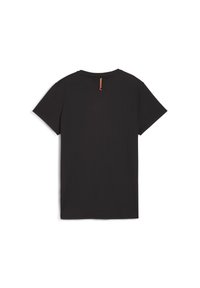 Camiseta negra, de manga corta y cuello redondo. Presenta una etiqueta de rayas de color vertical en la parte posterior. Textura suave, corte clásico.